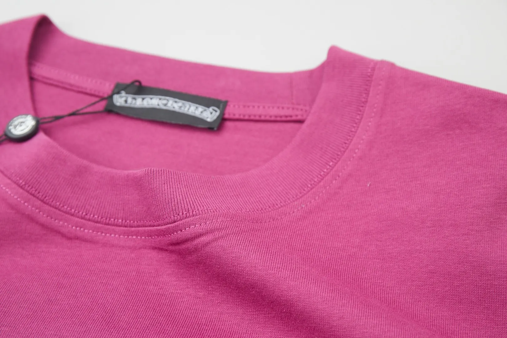 🅿️240 ✨CH✨🆕25SS spring and summer new style Crow Heart ✝ Rack logo leather label hot-drilled short sleeves Light luxury essential item for daily commuting for men and women Correct version Welcome to compare Detailed features · 260 grams of 100% pure cotton double yarn jersey fabric · Special thickened 32 pieces of double-strand 1X1 thread in the same vat · Double-needle stitching across seams · Original main mark, washed tag, brand moisture-proof paper packaging Color: white/black/purple/grey Size: S/M/L/XL